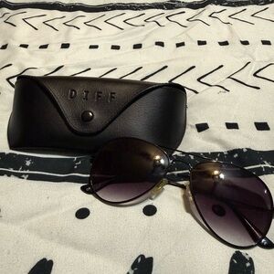 Diff Eyewear Black Sunglasses with Case